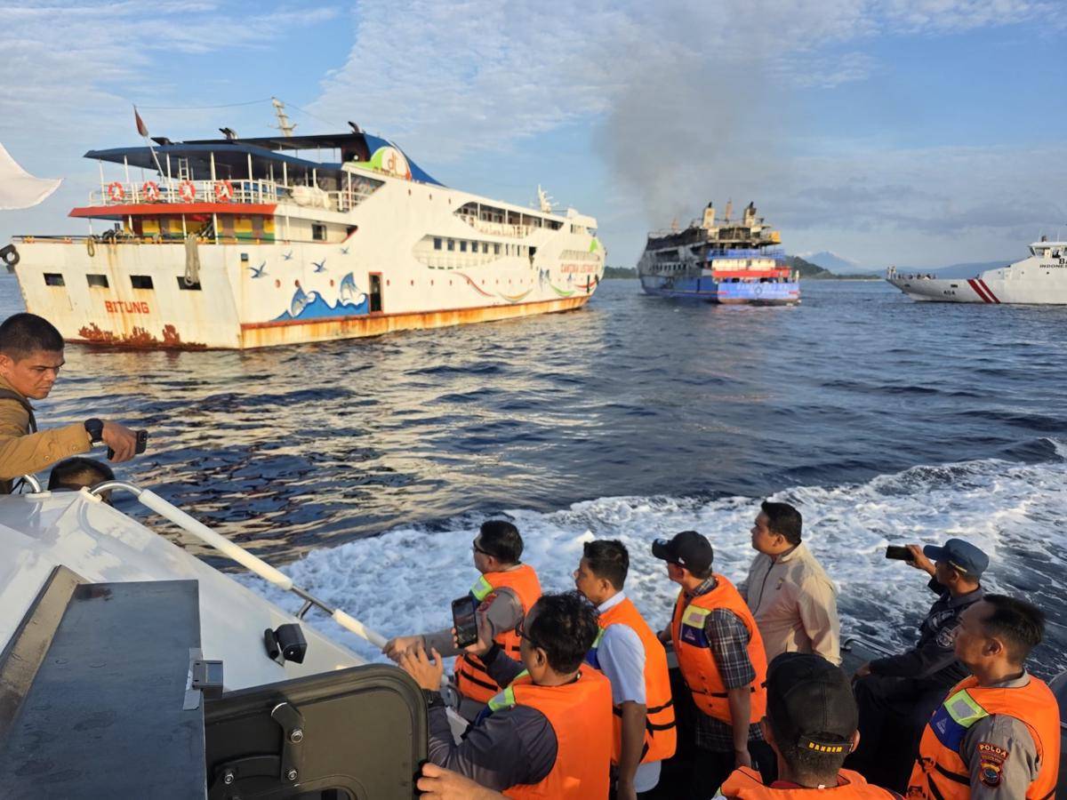 Sejumlah kapal membantu evakuasi penumpang KM Barcelona VA yang terbakar di perairan Talise, Minahasa Utara, Sulawesi Utara, Minggu (20/7/2025)/Istimewa