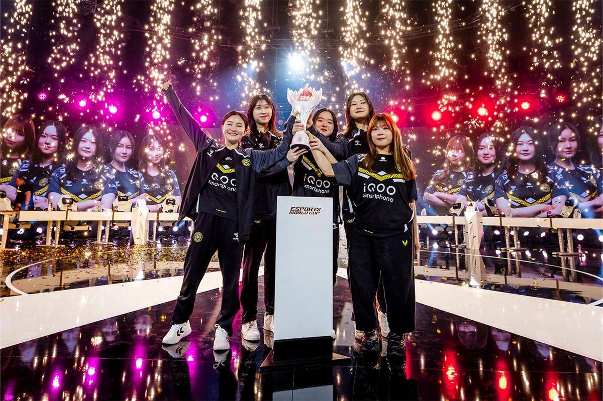 Team Vitality merayakan kemenangan di MWI 2025. (Dok. Esports World Cup)