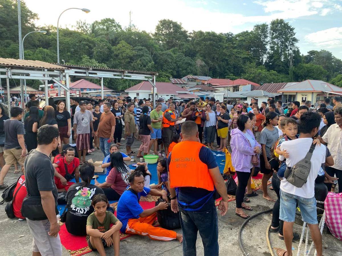 Evakuasi para korban KM Barcelona VA di Pelabuhan Serei, Minut, Sulawesi Utara, Minggu (20/7/2025) malam. Dok. Bakamla ZMTh