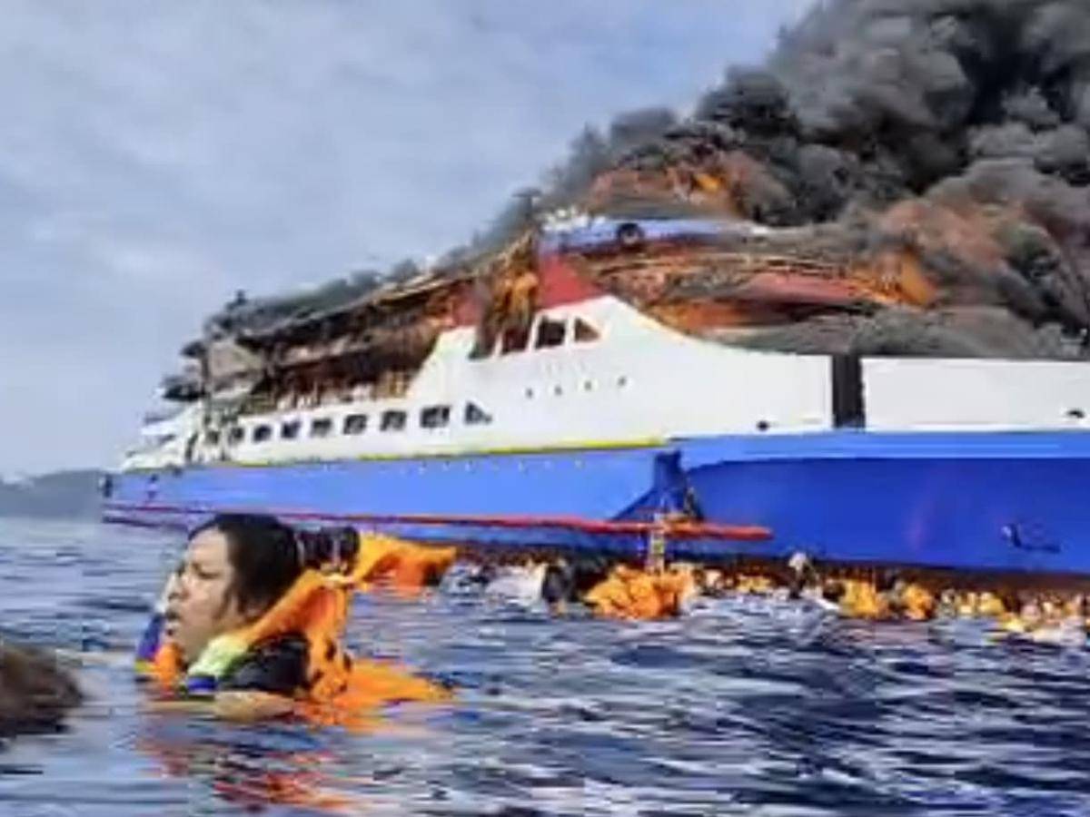 KM Barcelona VA Terbakar di Perairan Talise Sulawesi Utara, Minggu (20/7/2025)/Istimewa