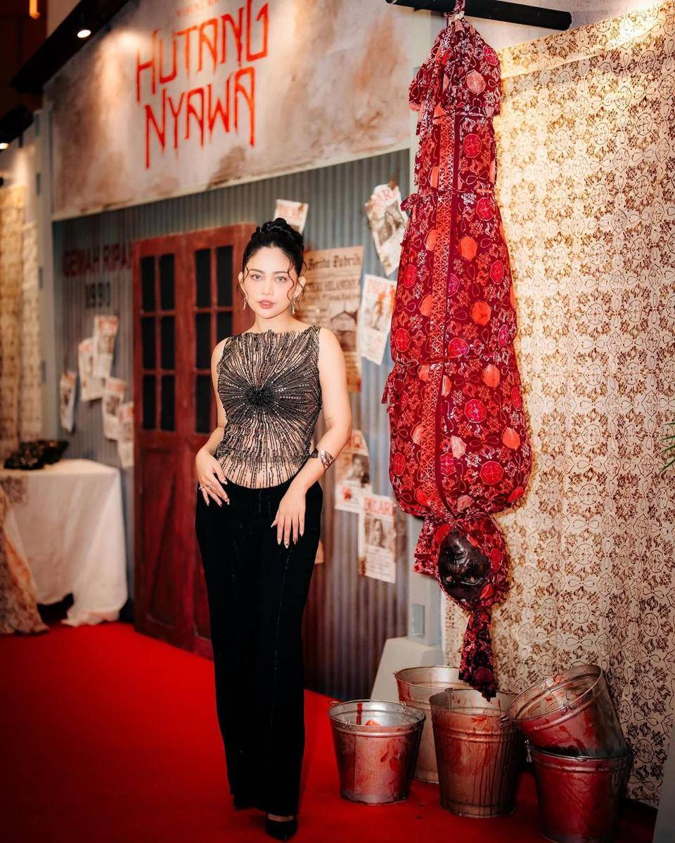 Hutang%20Nyawa%20di%20bioskop%2012.12.2024!%E2%9D%A4%EF%B8%8F%E2%80%8D%F0%9F%A9%B9Jumpsuit-%20%40ernestoabramAccessories-%20%40thepalace_id%20Styled.jpg