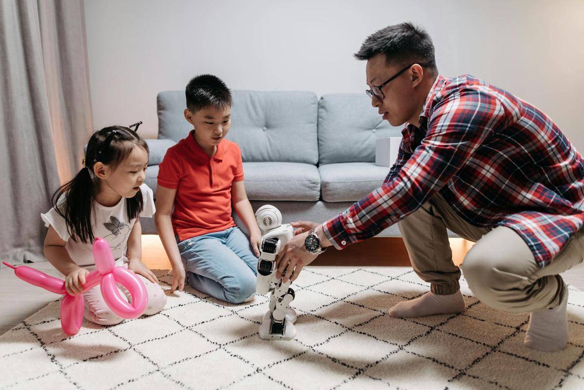 ilustrasi ayah dan anak bermain (pexels.com/Pavel Danilyuk)