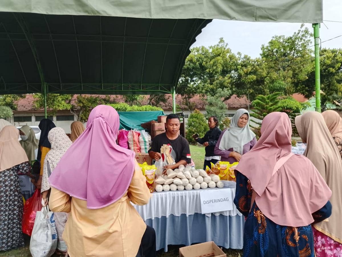 Ilustrasi aktivitas jual beli oprasi pasar di Magetan. IDN Times/Riyanto.