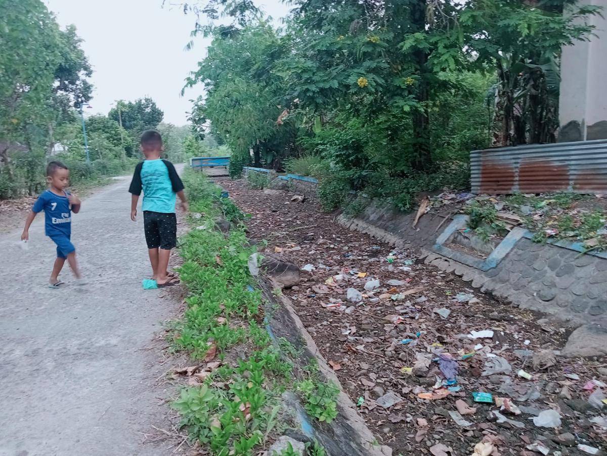 Saluran irigasi tak lagi ada airnya, malah dipenuhi sampah. IDN Times/Riyanto.