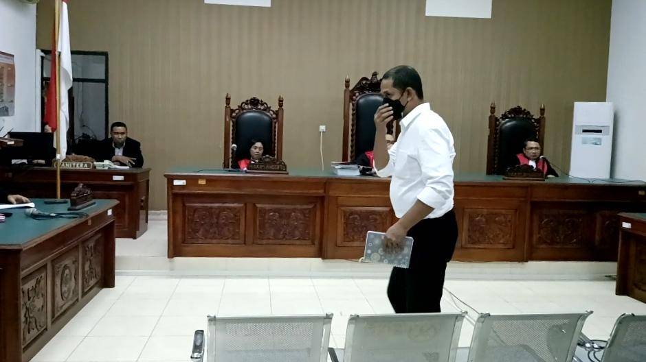 Eks Kapolres Ngada Bawa Buku Kelabu saat Sidang, Berisi Catatan?