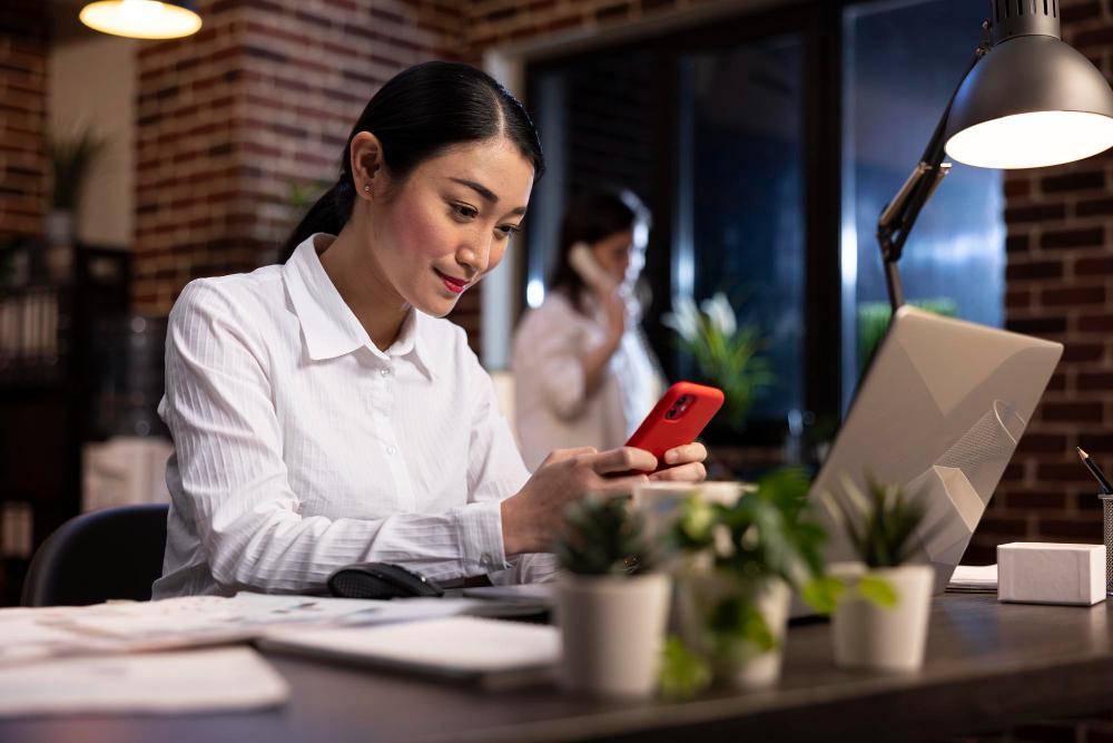 ilustrasi perempuan menggunakan handphone (freepik.com/DC Studio)