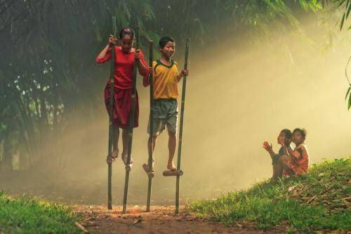 Permainan tradisional egrang. Foto: Kemendikbud