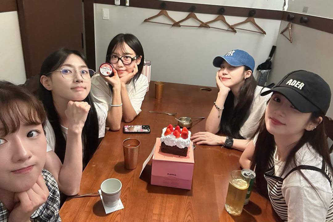 7 Potret Ulang Tahun Hayoung Apink ke-29, Dirayain Bareng Member