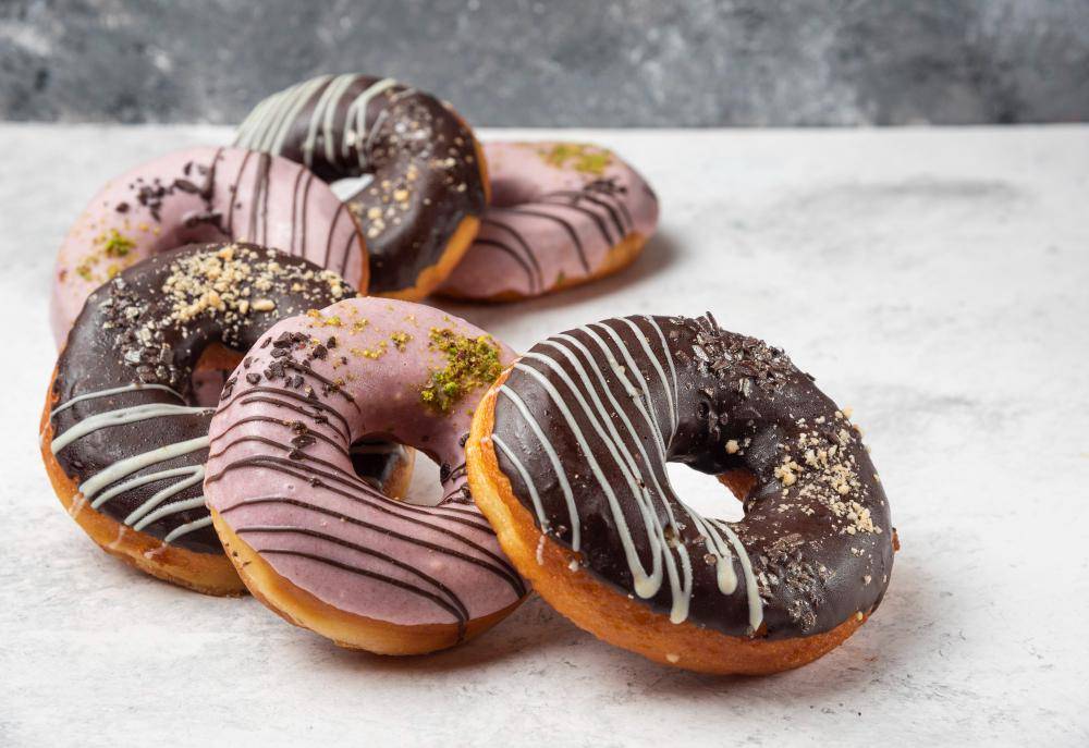 ilustrasi donat (freepik.com/azerbaijan_stockers)