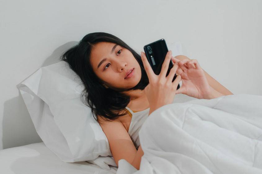 ilustrasi perempuan menggunakan handphone 