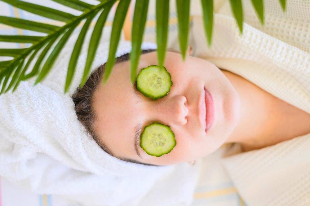 ilustrasi menggunakan timun sebagai masker mata (freepik.com/freepik)