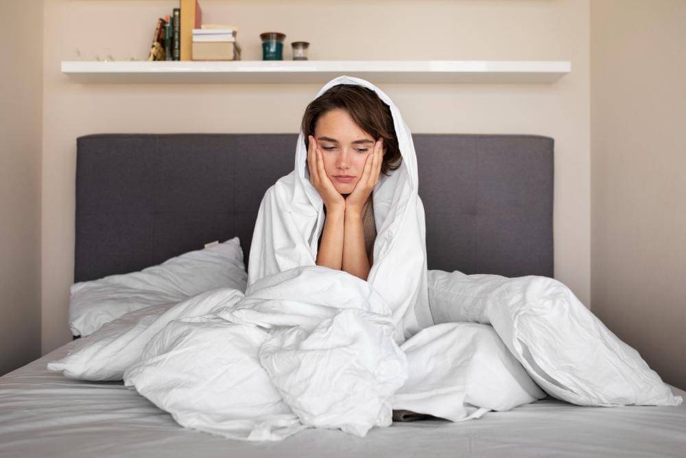 ilustrasi perempuan bangun tidur