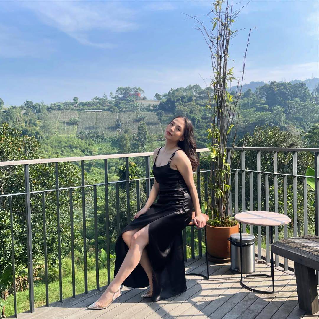 OOTD ala pemain film “Bertaut Rindu” (instagram.com/zaraadhsty)