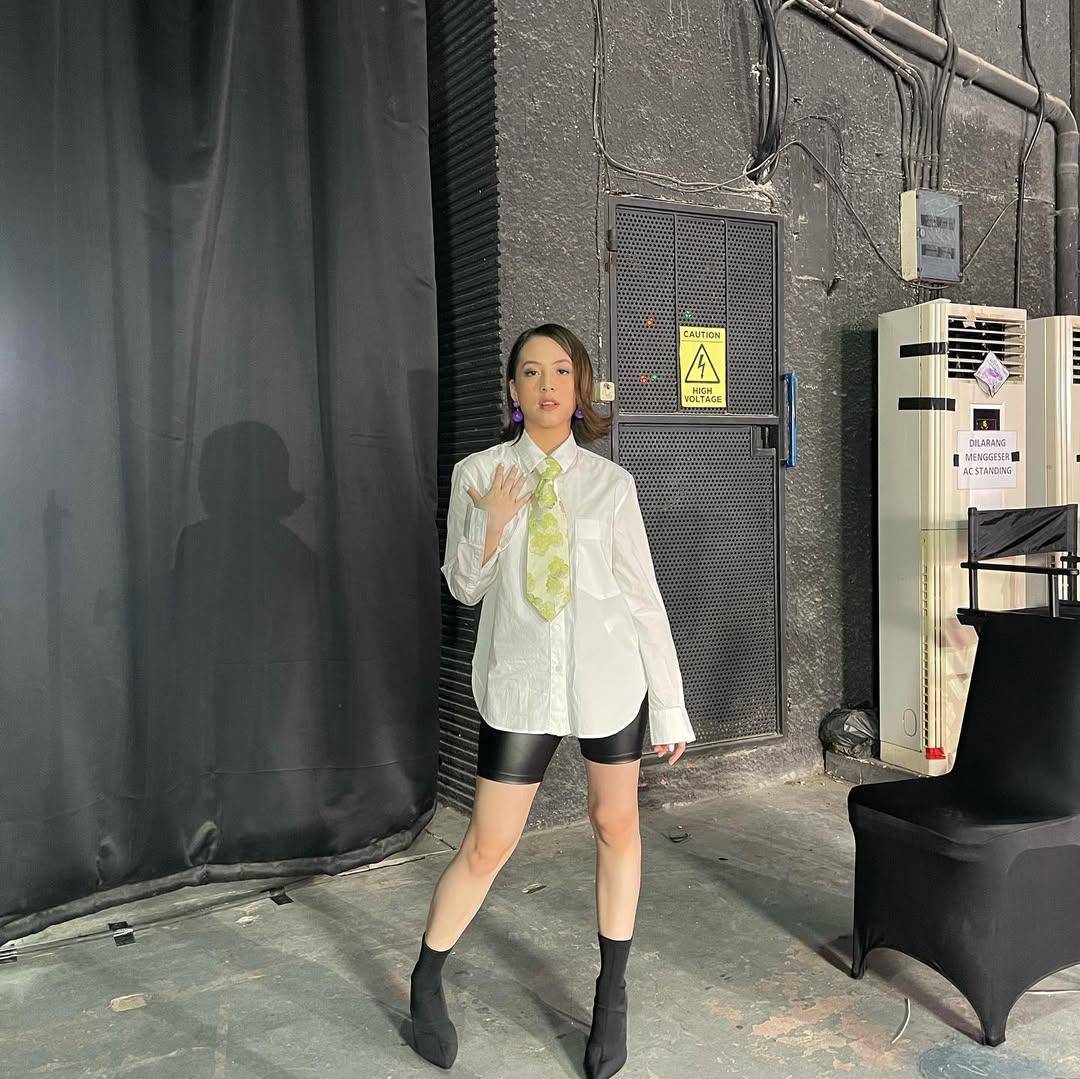 OOTD ala pemain film “Bertaut Rindu” (instagram.com/zaraadhsty)