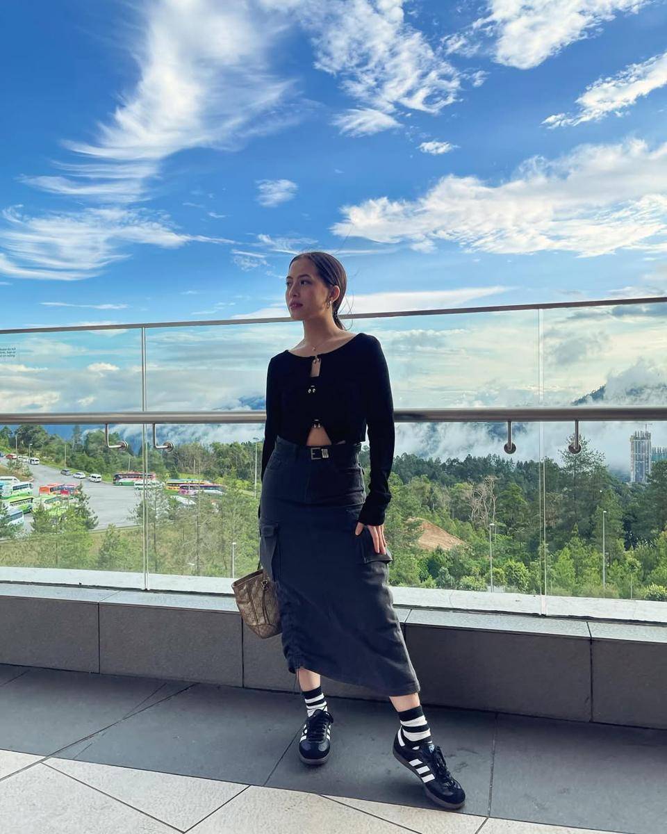 OOTD ala pemain film “Bertaut Rindu” (instagram.com/zaraadhsty)