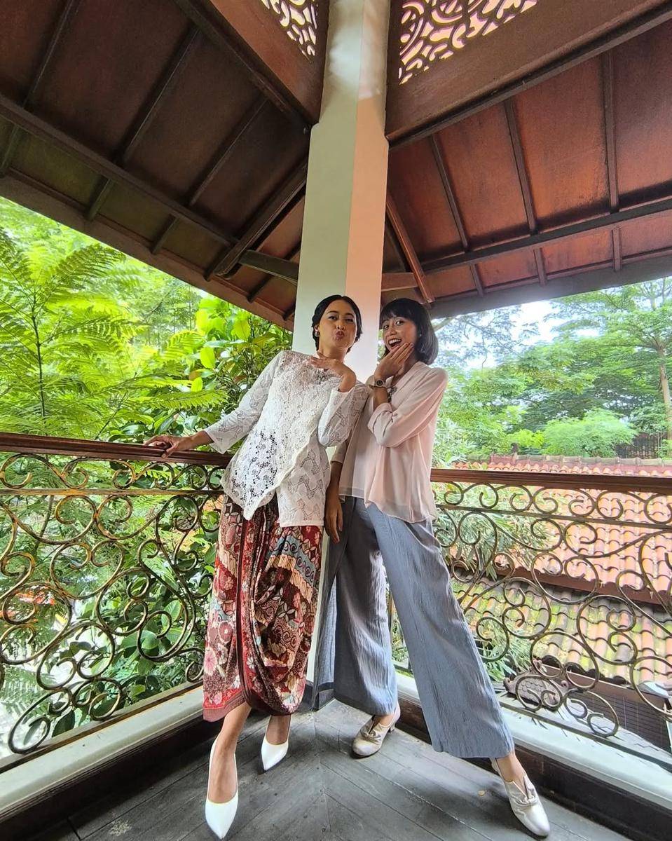 OOTD ala pemain film “Bertaut Rindu” (instagram.com/_putriayudya)