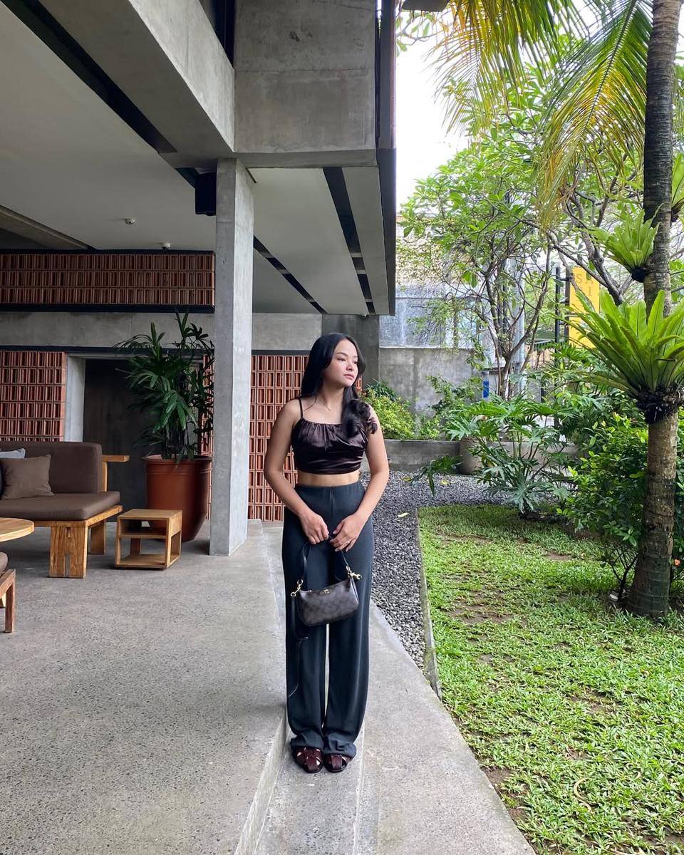OOTD ala pemain film “Bertaut Rindu” (instagram.com/auliadeas_)