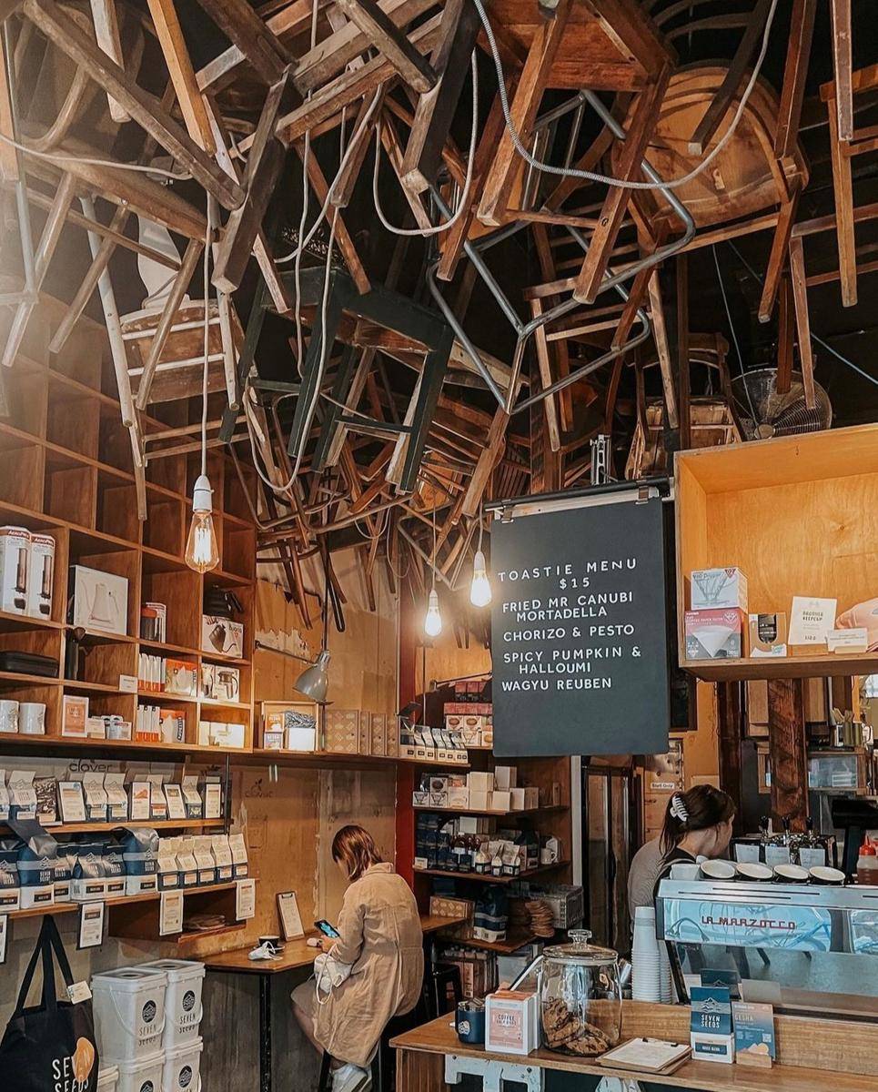 potret interior kafe Brother Baba Budan (instagram.com/brotherbababudan)