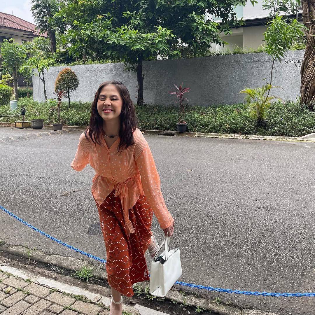 inspirasi hairdo untuk acara formal ala Adhisty Zara (instagram.com/zaraadhsty)