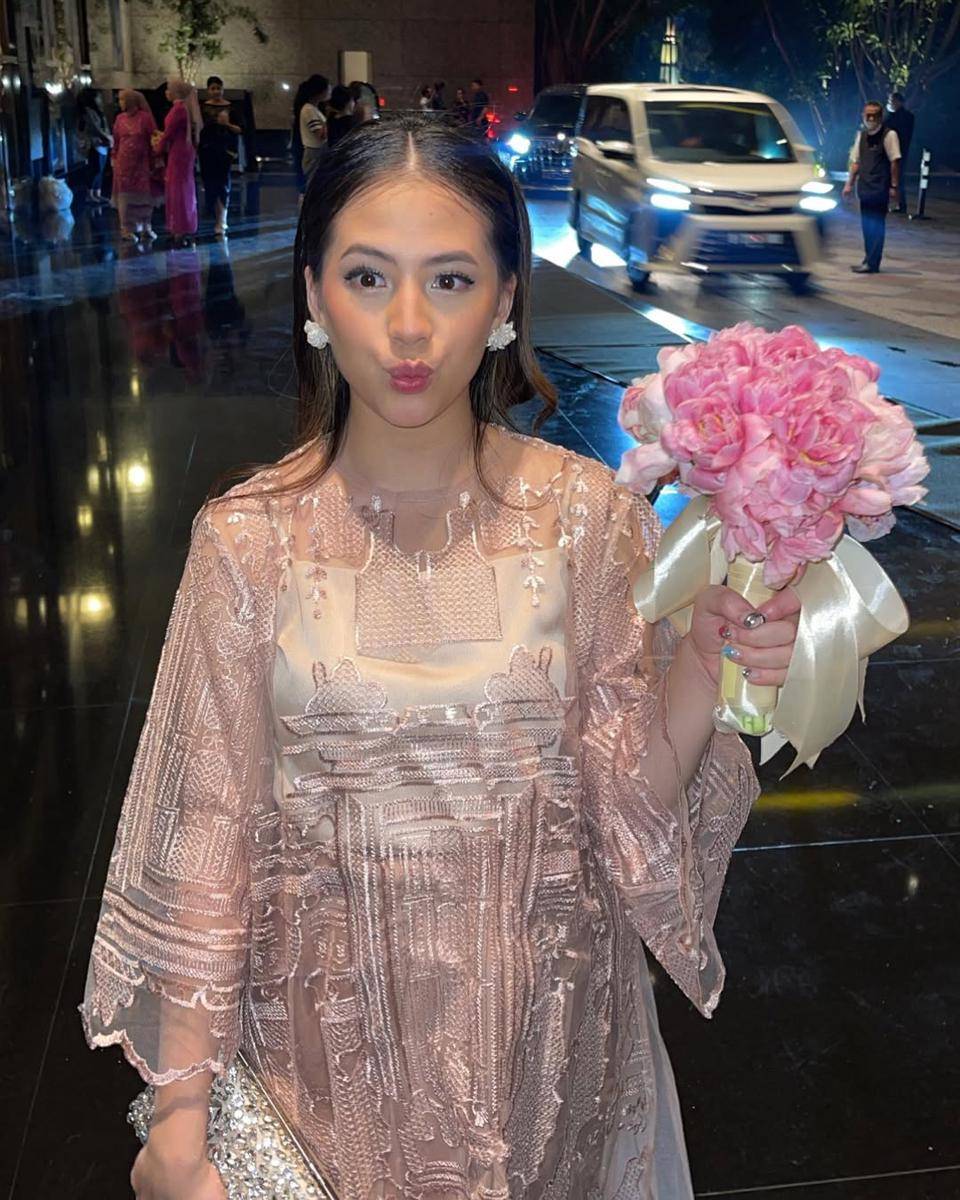 inspirasi hairdo untuk acara formal ala Adhisty Zara (instagram.com/zaraadhsty)