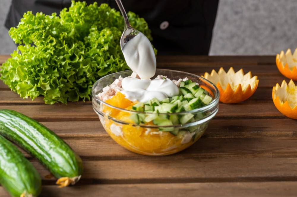 Ilustrasi membuat salad (freepik.com/freepik)