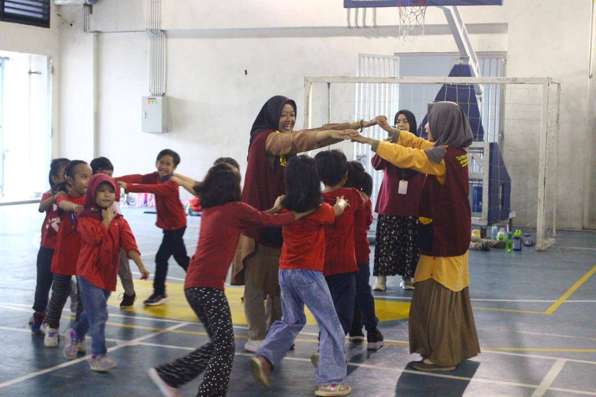 Anak-anak bermain permainan tradisional Jembatan Tapanuli. (Sumber gambar: Dokumentasi TGR Community, 2024)