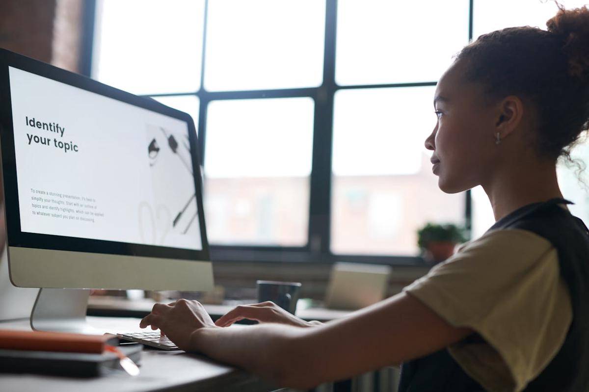 potret orang sedang bekerja (pexels.com/fauxels)