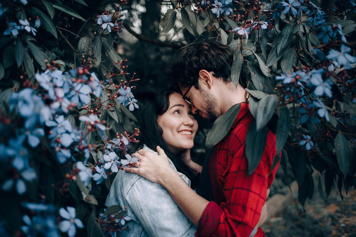 5 Zodiak yang Paling Gak Bisa Jauh dari Pasangan, Clingy Parah!