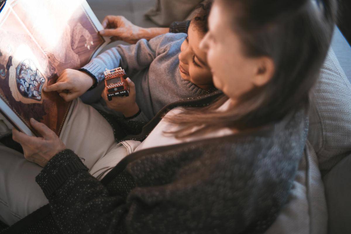 ilustrasi bersama anak (pexels.com/Mikhail Nilov)