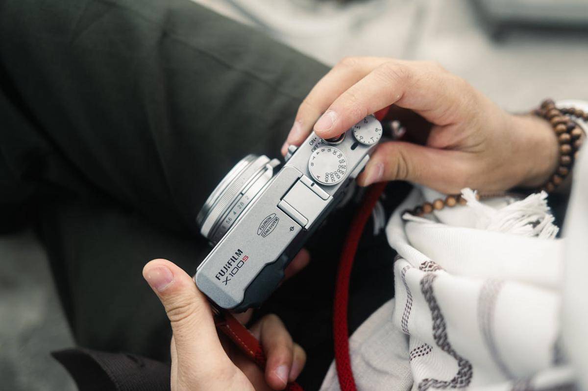 ilustrasi mengecek kamera mirrorless