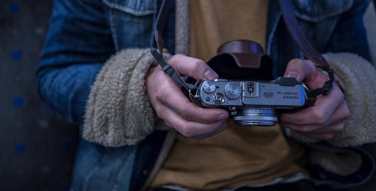 ilustrasi mengecek kamera mirrorless