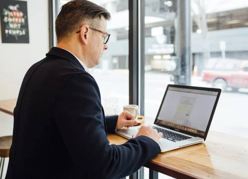 illustrasi evaluasi kerja (pexels.com/LinkedIn Sales Navigator)