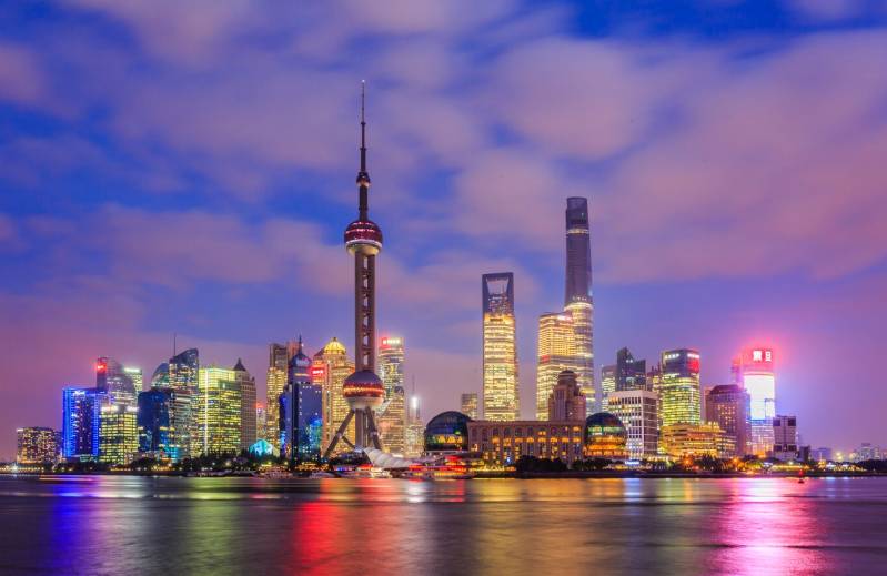 pemandangan kota Shanghai pada malam hari (freepik.com/4045)