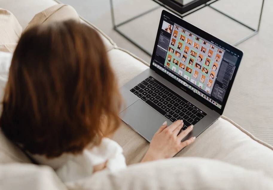 illustrasi menjual foto (pexels.com/Photo By: Kaboompics.com)