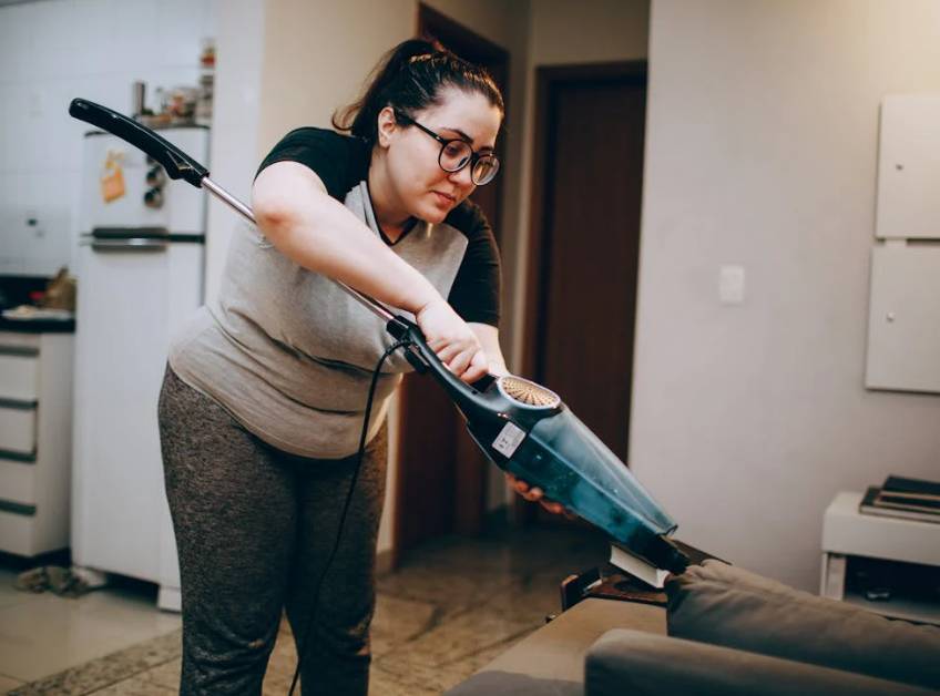illustrasi vacuum cleaner (pexels.com/Helena Lopes)