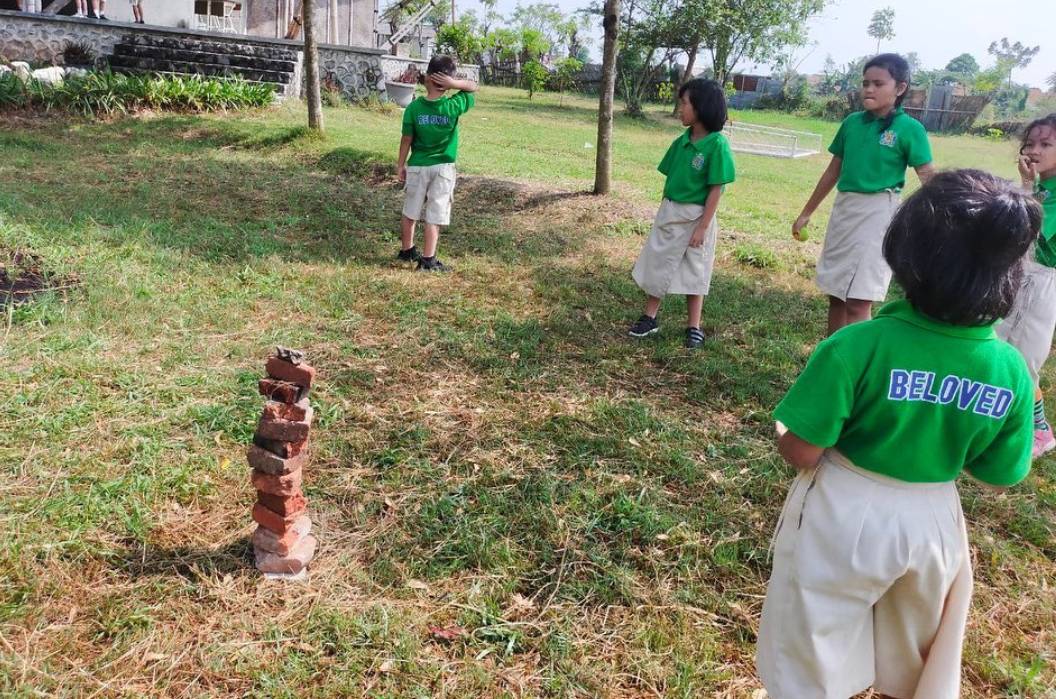 Anak-anak antusias memainkan permainan tradisional “pecah piring” di lapangan sekolah. Permainan khas Medan ini mengajarkan kerja sama tim, strategi, dan ketangkasan (instagram.com/alfaomegaindonesia)