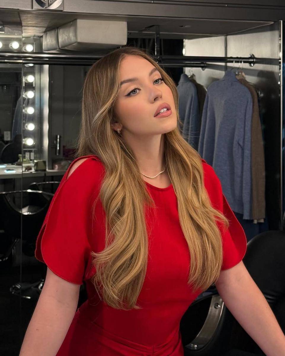 Inspirasi hairstyle beachy waves ala Sydney Sweeney (instagram.com/sydney_sweeney)