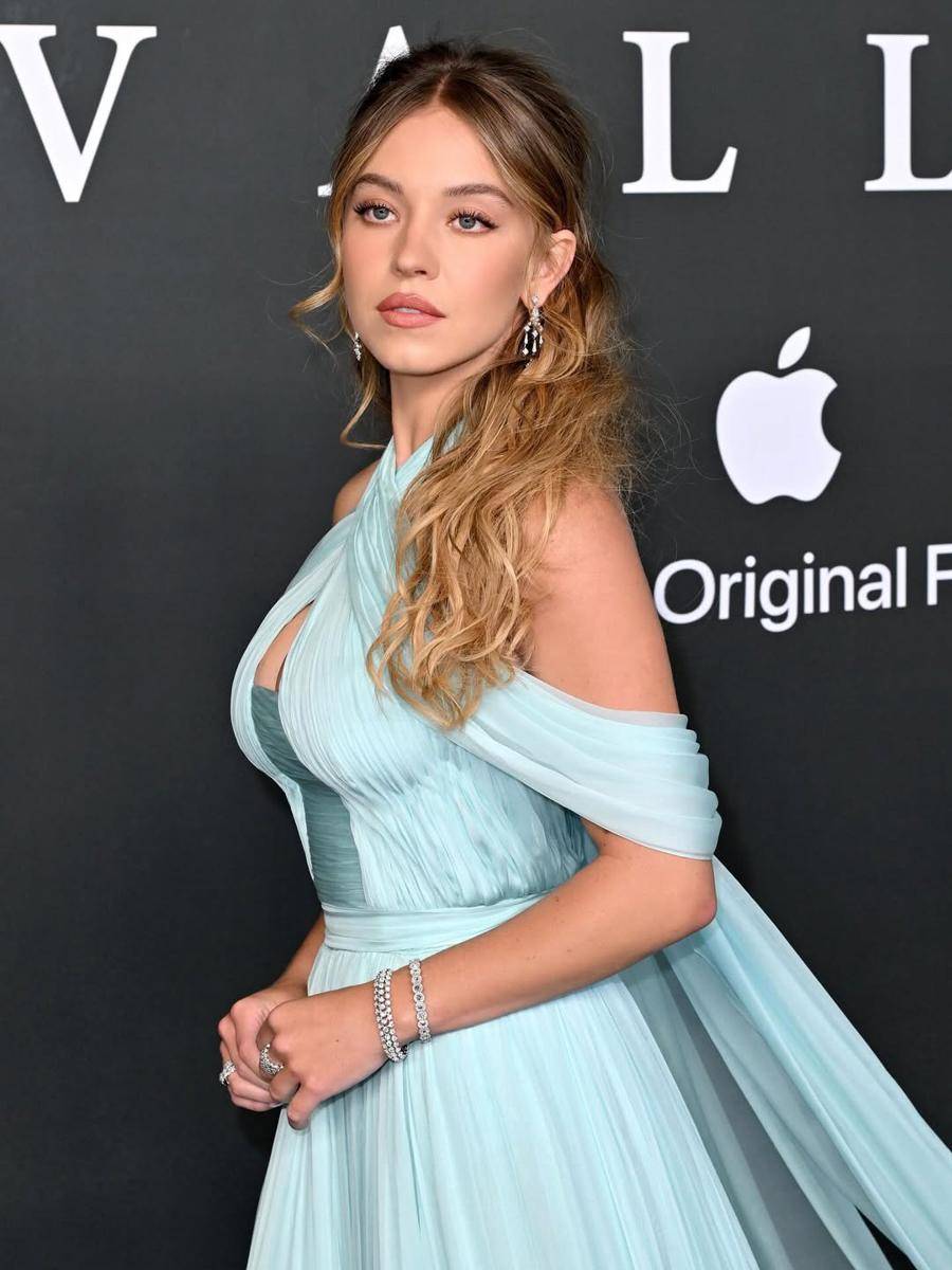 Inspirasi hairstyle beachy waves ala Sydney Sweeney (instagram.com/sydney_sweeney)