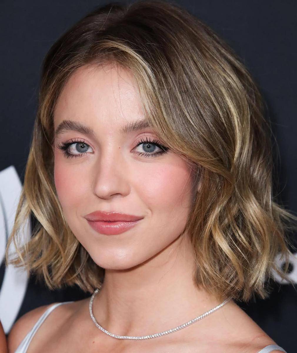 Inspirasi hairstyle beachy waves ala Sydney Sweeney (instagram.com/sydney_sweeney)
