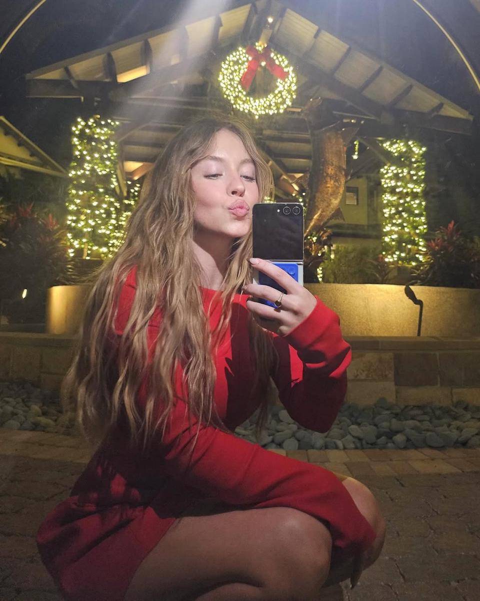 Inspirasi hairstyle beachy waves ala Sydney Sweeney (instagram.com/sydney_sweeney)