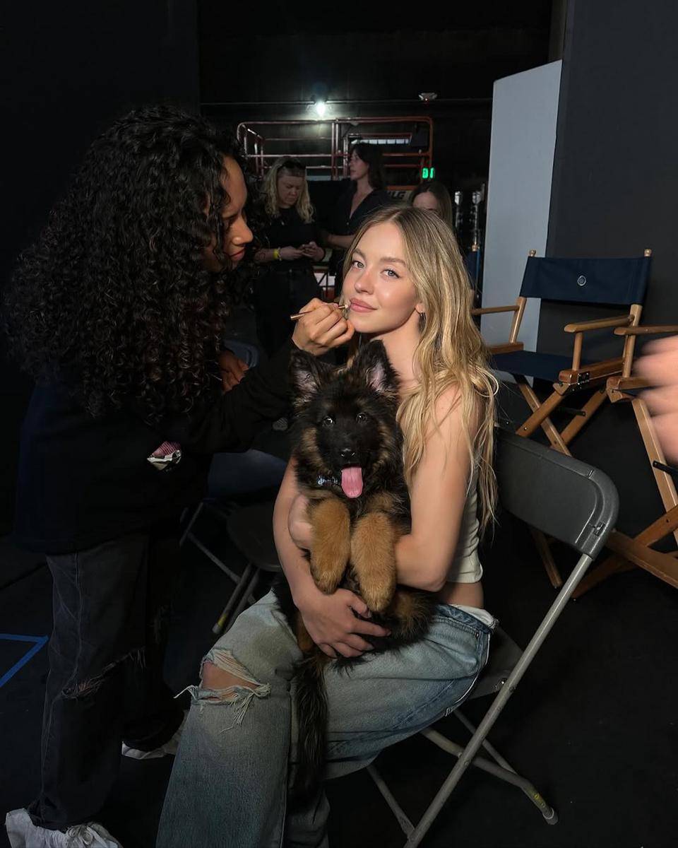 Inspirasi hairstyle beachy waves ala Sydney Sweeney (instagram.com/sydney_sweeney)