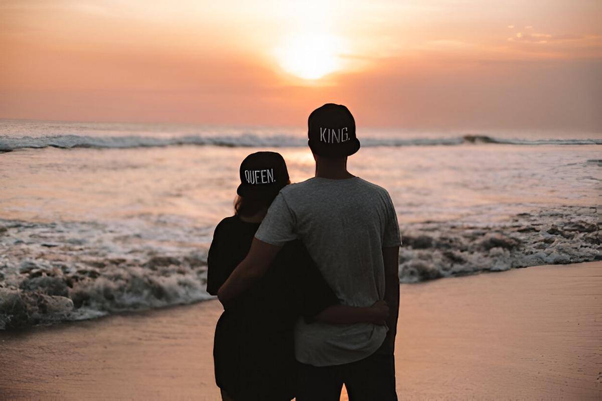 ilustrasi pasangan menyaksikan sunset (freepik.com/halayalex)