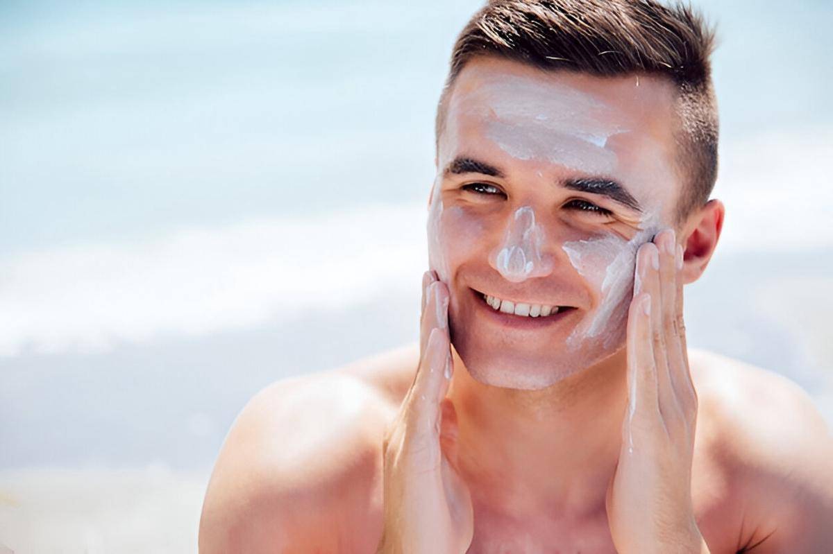 ilustrasi pria menggunakan sunscreen (freepik.com/freepic.diller)