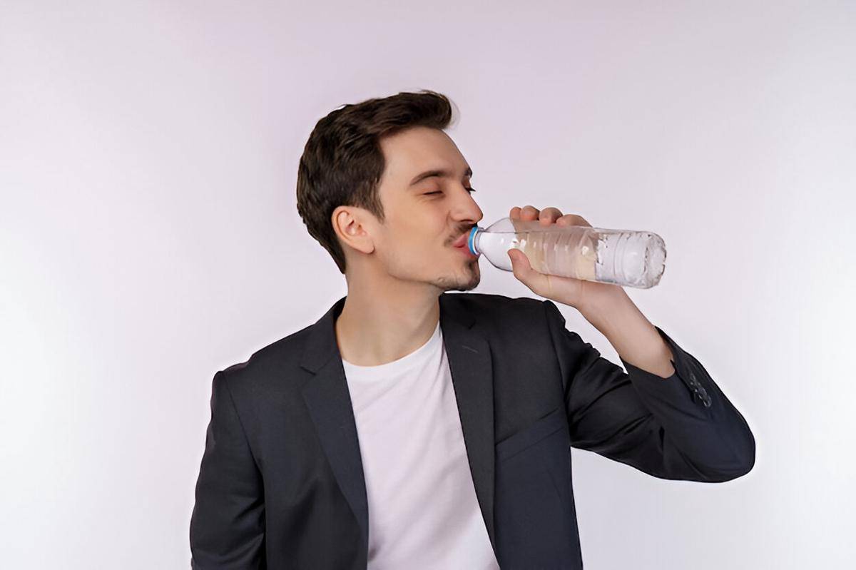 ilustrasi pria minum air putih (freepik.com/jcomp)