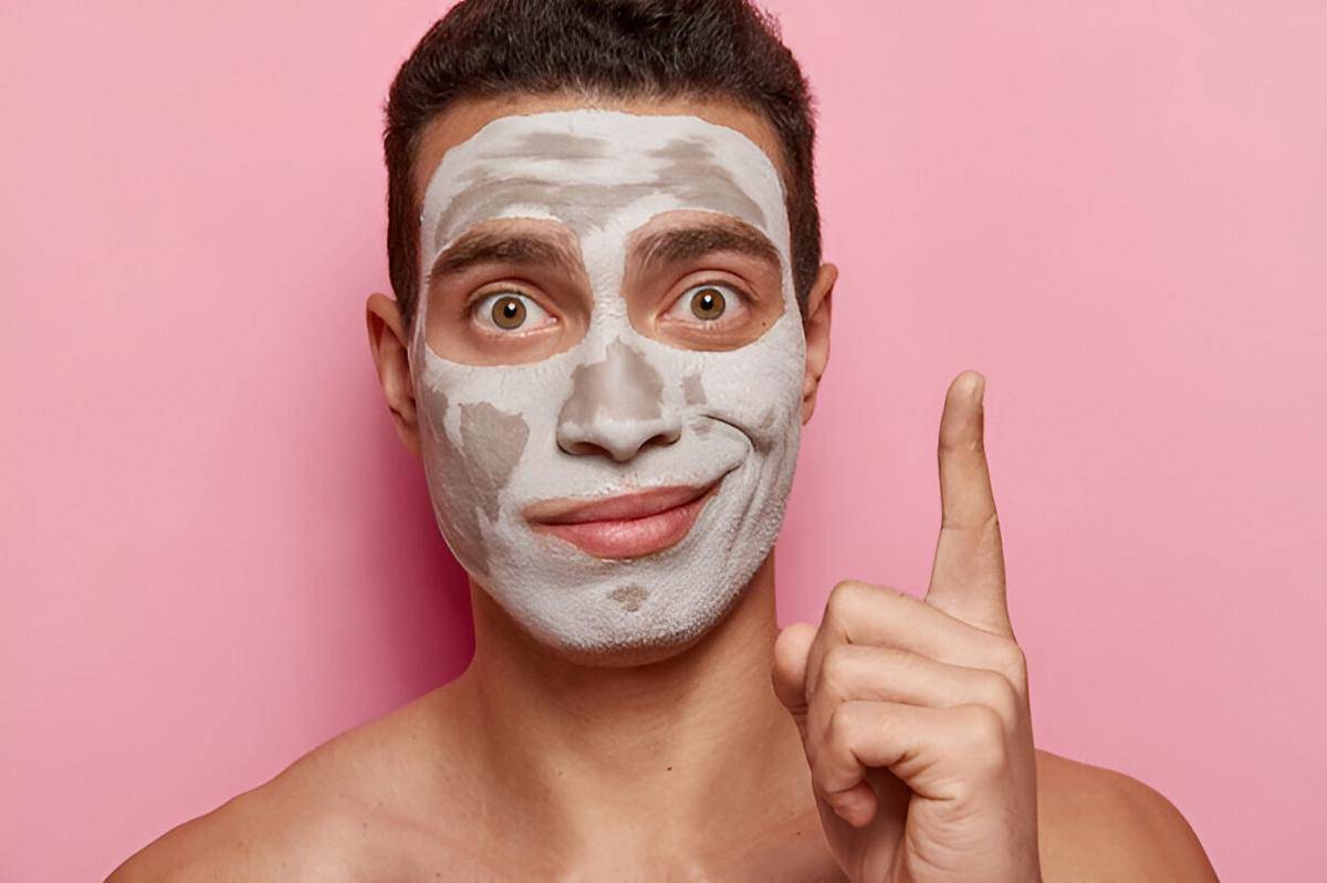 ilustrasi pria menggunakan masker wajah (freepik.com/wayhomestudio)