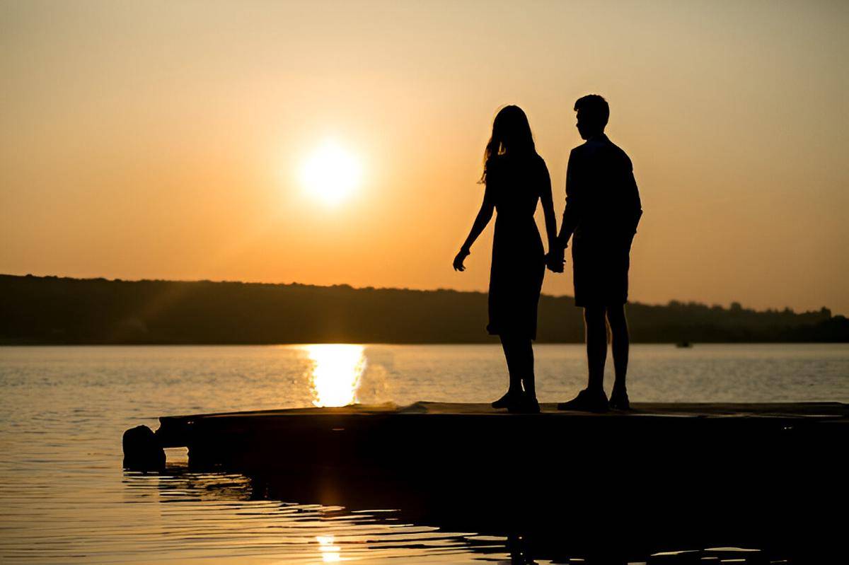 ilustrasi pasangan menyaksikan sunset (freepik.com/senivpetro)