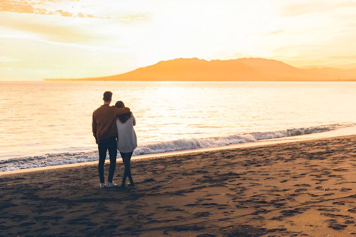 ilustrasi pasangan menyaksikan sunset (freepik.com/freepik)