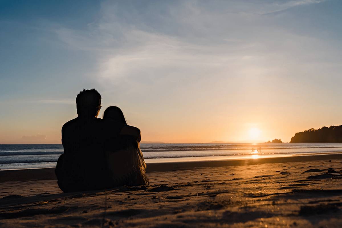 ilustrasi pasangan menyaksikan sunset (freepik.com/tirachardz)