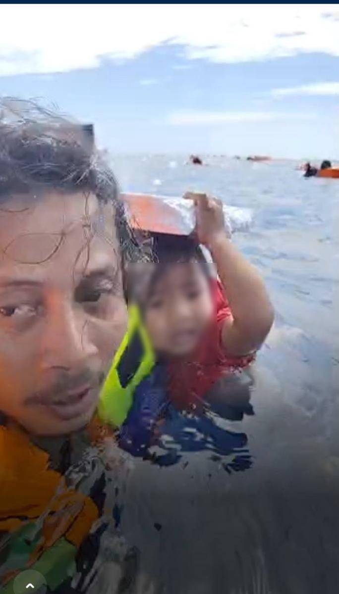 Tangkapan layar video saat Mamay menyelamatkan anak kecil di tengah laut/Istimewa
