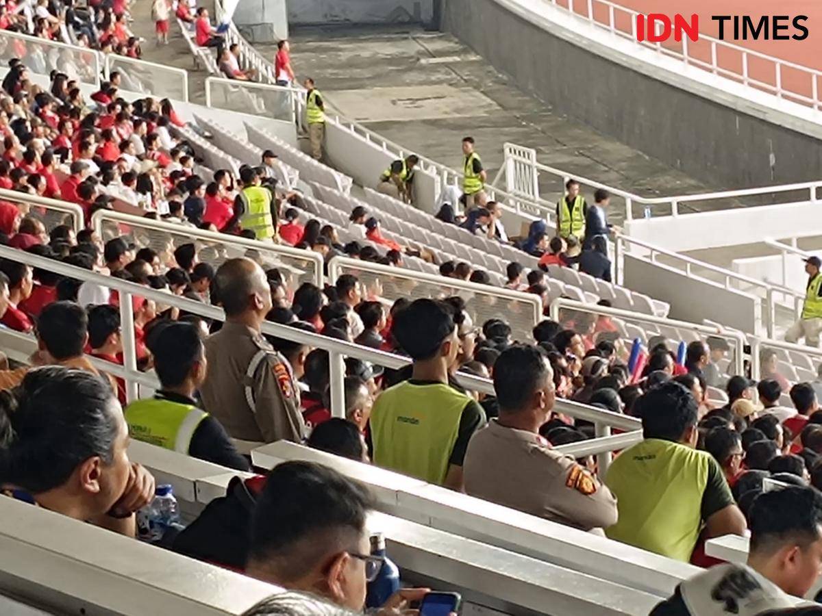Ketika Polisi Ikut Nonton Timnas U-23 vs Malaysia di Tribune SUGBK